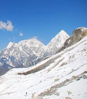 larkya la and Thorong la pass combo trek Nepal 