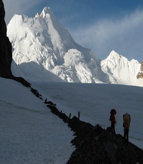 saribung pass tent trek