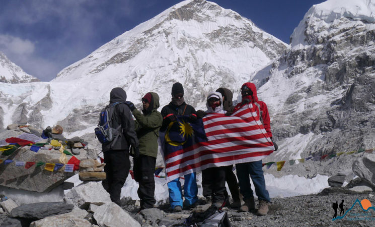 Everest base camp trek group