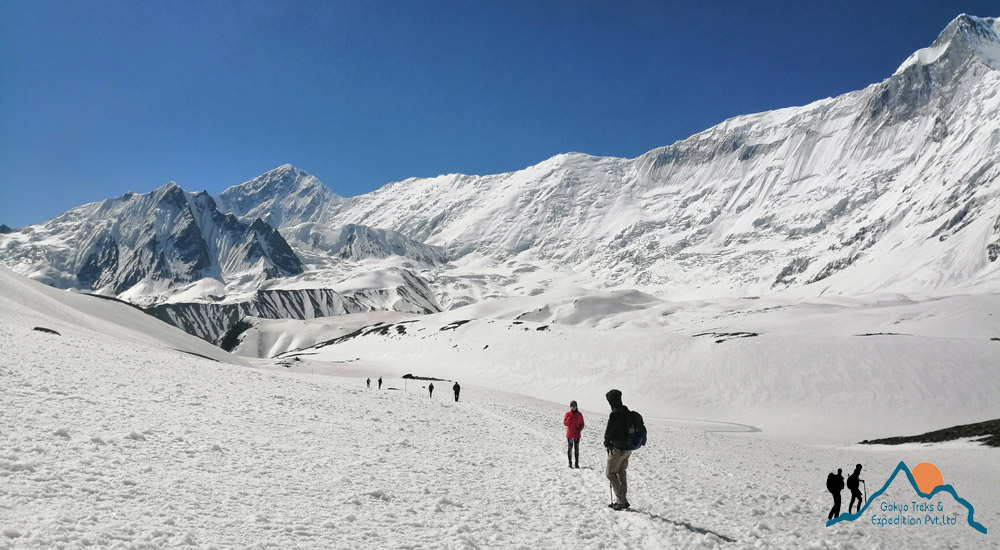 tilicho pass trail in winter