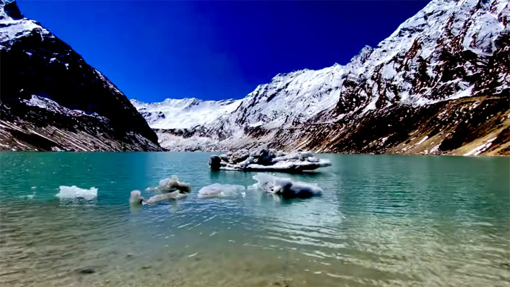 View of dona lake on 7 pass trek route