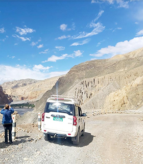 Upper Mustang tour by jeep